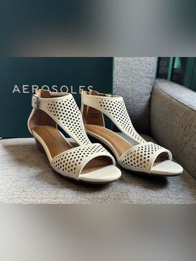 Aerosoles White Sapphire Wedge 1.5” Sandals in 9.5W